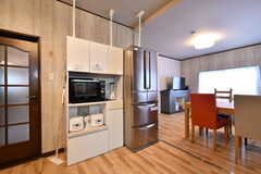 食器棚には電子レンジと炊飯器が設置されています。(2020-10-22,共用部,KITCHEN,1F)