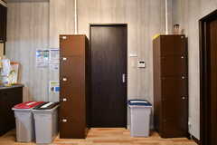 キッチン脇に専有部ごとに使える収納が用意されています。(2020-10-22,共用部,OTHER,1F)