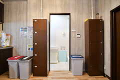 引き戸を開けるとシャワールームの脱衣室です。ランドリールームを兼ねています。(2020-10-22,共用部,OTHER,1F)