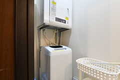 シャワールームの脱衣室に設置された洗濯機と乾燥機の様子。(2020-10-22,共用部,LAUNDRY,1F)