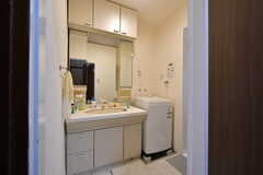 バスルームの脱衣室に設置された洗面台。(2020-10-22,共用部,WASHSTAND,1F)