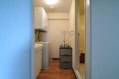 洗面台と洗濯機・乾燥機が設置された脱衣室の様子。（201号室）(2012-08-19,共用部,BATH,2F)