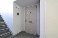 シェアハウスの玄関ドアの様子。（202号室）(2012-08-19,周辺環境,ENTRANCE,2F)