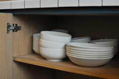 食器類はセンターテーブルの下に収納されています。(2013-03-29,共用部,KITCHEN,2F)