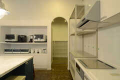 キッチンの奥は食材などを保管できるストックルームです。(2013-03-29,共用部,KITCHEN,2F)