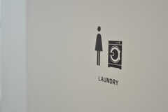 ランドリールーム（女性専用）のサイン。ドアに鍵が掛かります。(2013-03-29,共用部,OTHER,2F)