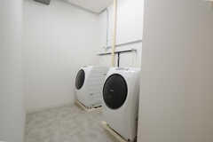 ランドリールーム（女性専用）の様子。洗濯機はドラム式です。(2013-03-29,共用部,LAUNDRY,2F)