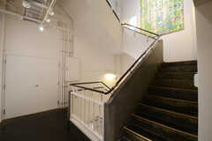 階段の踊り場には巨大なアートが飾られています。(2013-03-29,共用部,OTHER,2F)