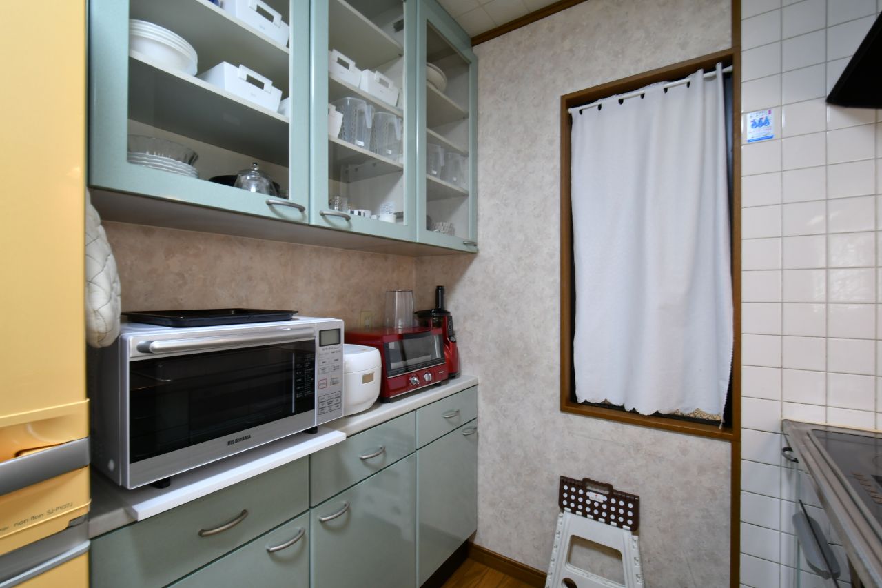 食器棚の様子。オーブンレンジ、トースター、炊飯器が収納されています。|2F キッチン