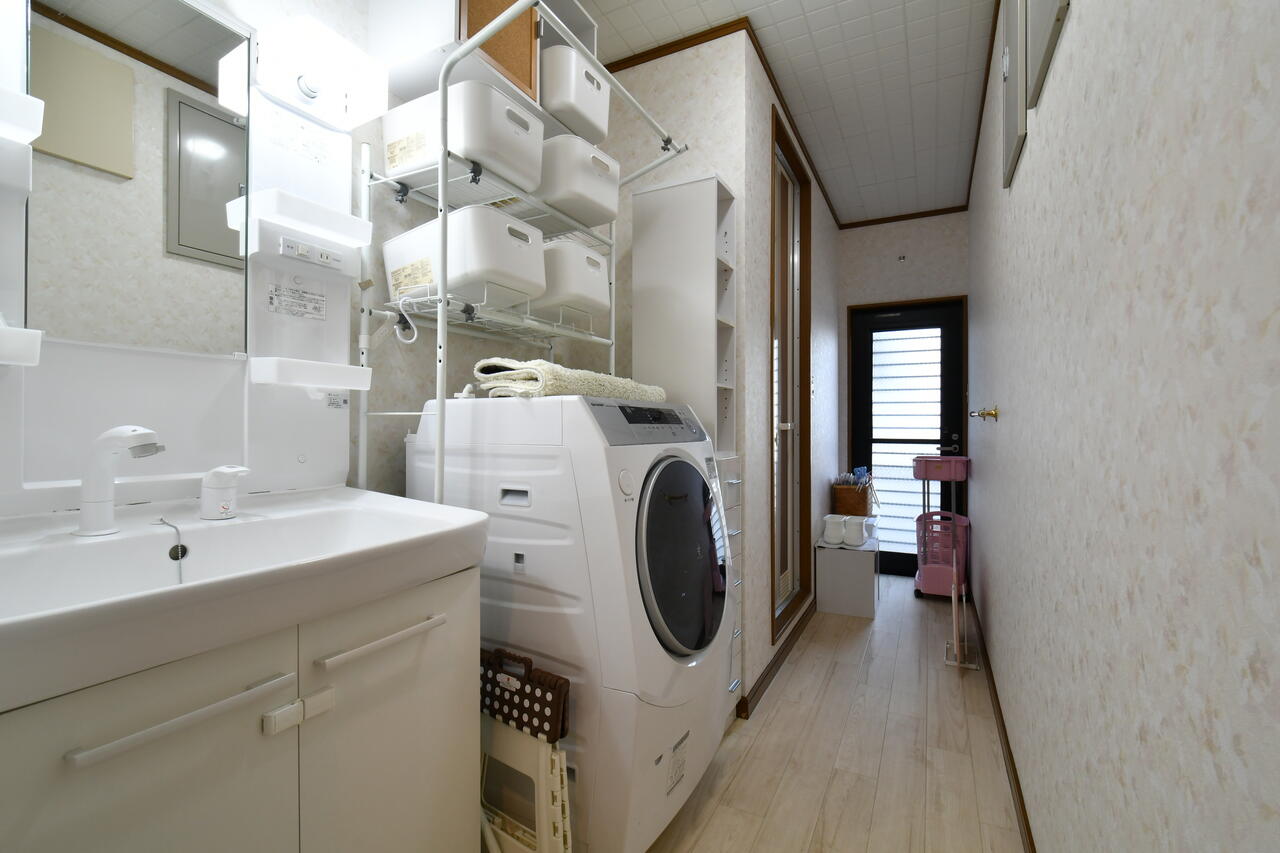ランドリースペースの様子。左手から洗面台、洗濯機、バスルームです。|2F ランドリー