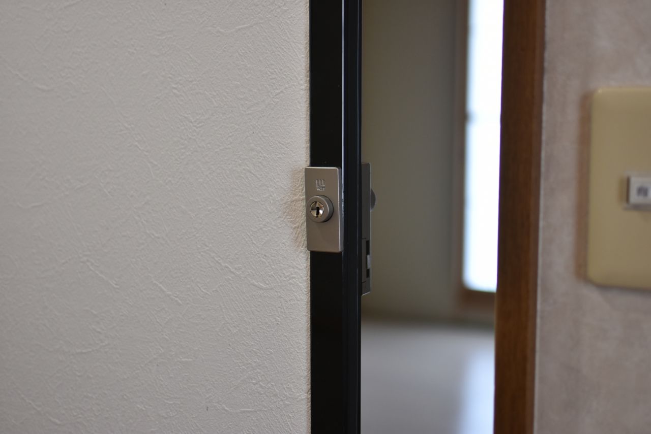 専有部の鍵の様子。ドアは引き戸式です。（302号室）|3F 部屋
