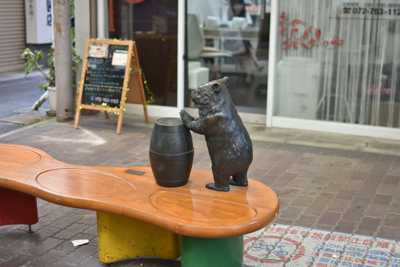 樽を叩く動物が、商店街にはちらほら。何の動物でしょうね。|1F 周辺環境