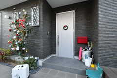 玄関ドアの様子。クリスマスツリーが飾られていました。(2021-12-15,周辺環境,ENTRANCE,1F)