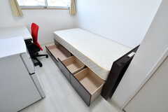 ベッドは引き出し付きです。（303号室）(2021-12-15,専有部,ROOM,3F)