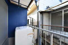 ベランダには専用の洗濯機が設置されています。（201号室）(2021-10-05,専有部,ROOM,2F)