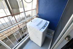 ベランダには専用の洗濯機が設置されています。（202号室）(2021-10-05,専有部,ROOM,2F)