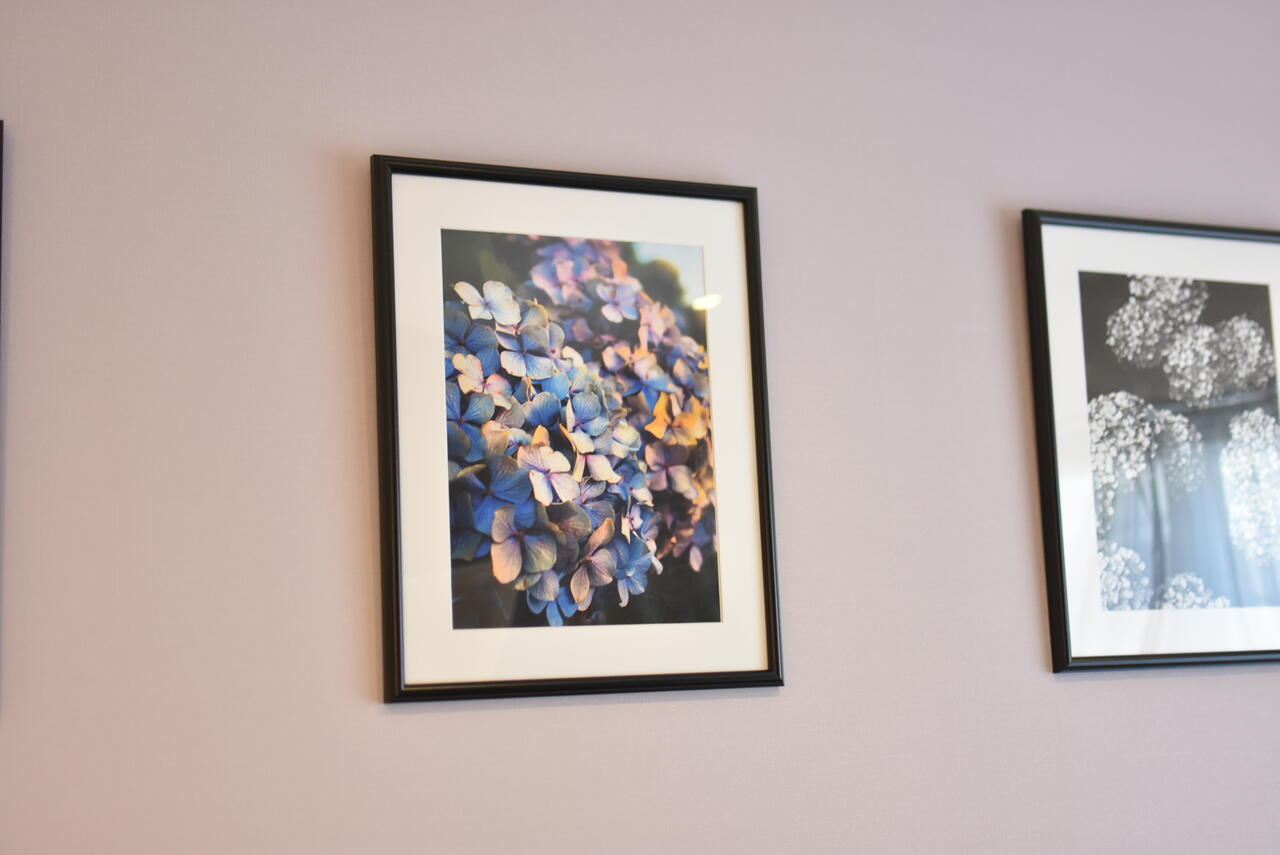 ソファスペースには紫陽花の写真が飾られています。|1F その他