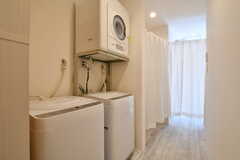 洗濯機と乾燥機の様子。突き当たりはシャワールームとバスルームです。(2018-03-13,共用部,LAUNDRY,1F)