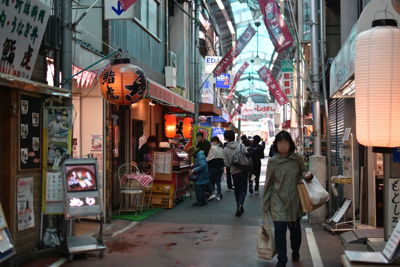 各線・石橋駅周辺の様子。商店街があります。|1F 周辺環境