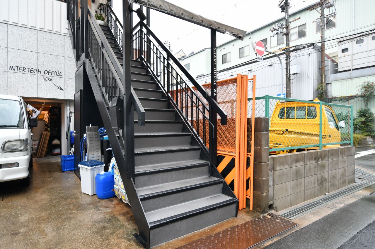 玄関は2階です。(2017-11-14,周辺環境,ENTRANCE,1F)