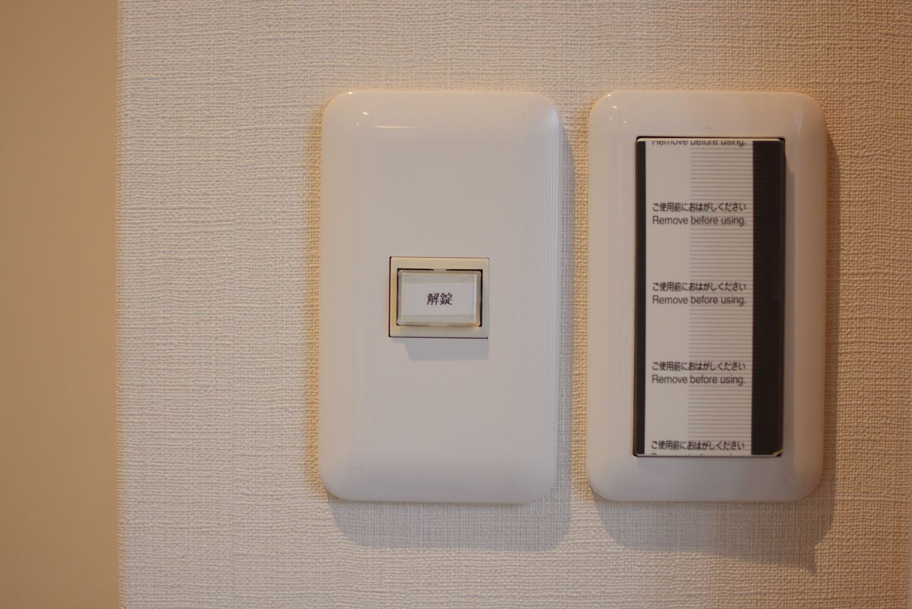玄関の鍵は、室内側からは解錠ボタンで操作できます。(2017-11-14,周辺環境,ENTRANCE,2F)