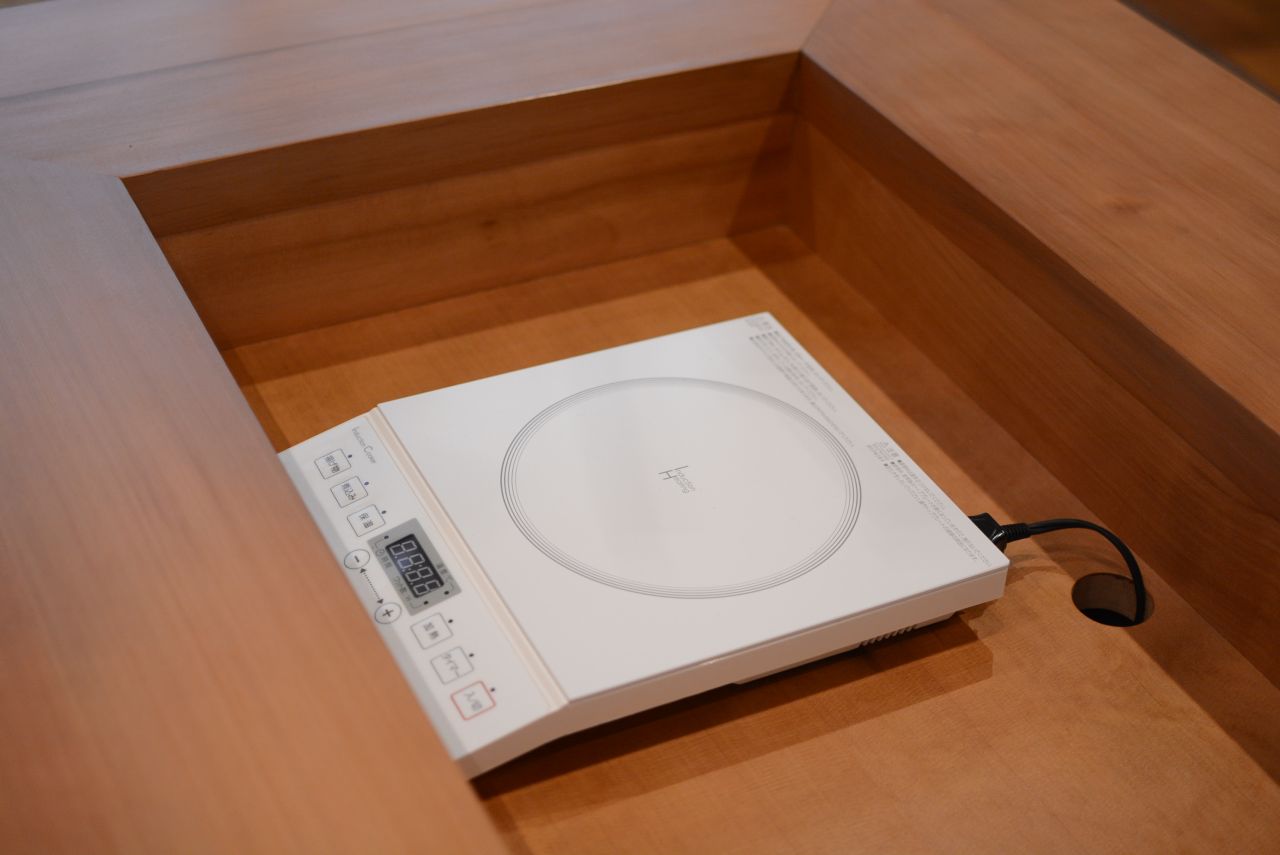 テーブルは真ん中がくり抜かれていて、入居者さんが集まって鍋ができるようIHヒーターが設置されています。(2017-11-14,共用部,LIVINGROOM,2F)