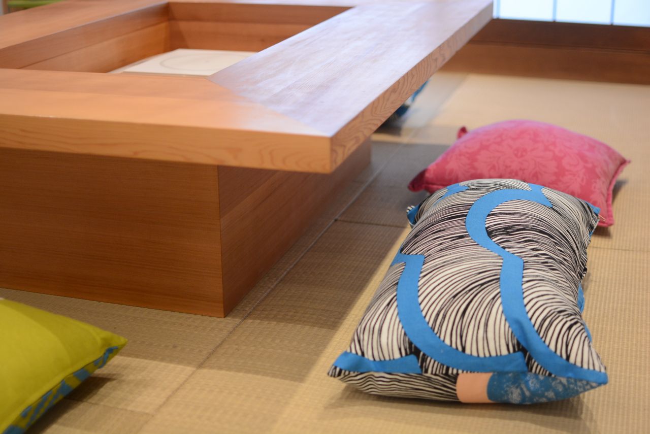 カラフルなクッションが並びます。(2017-11-14,共用部,LIVINGROOM,2F)