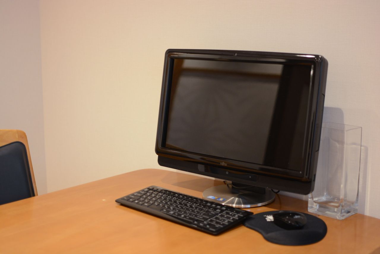 ダイニングテーブルには共用PCが設置されています。(2017-11-14,共用部,PC,2F)