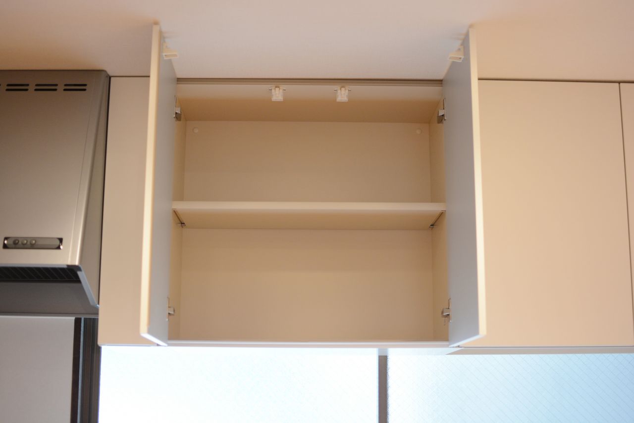 吊り棚には部屋ごとに食材などを収納できます。(2017-11-14,共用部,KITCHEN,2F)