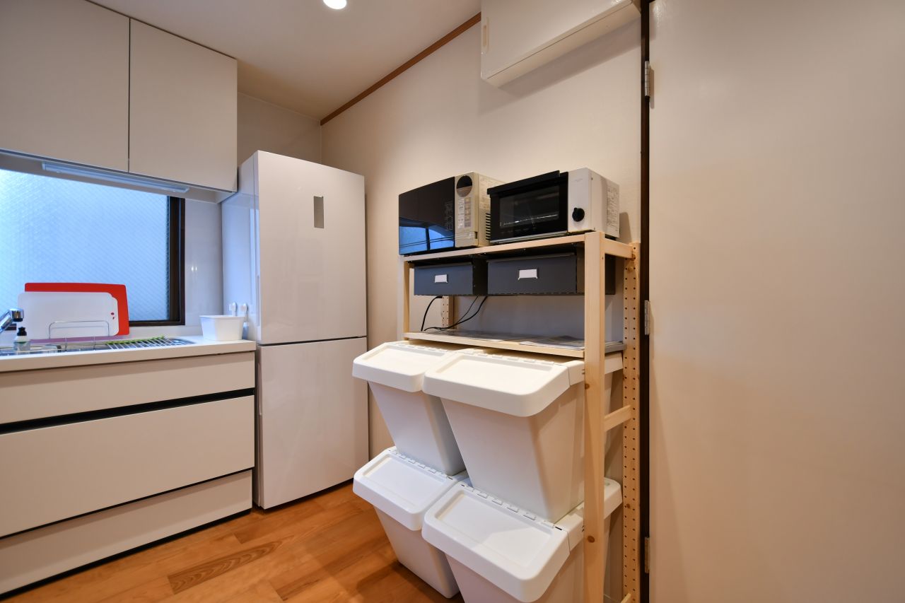 キッチン家電とゴミ箱の様子。(2017-11-14,共用部,KITCHEN,2F)