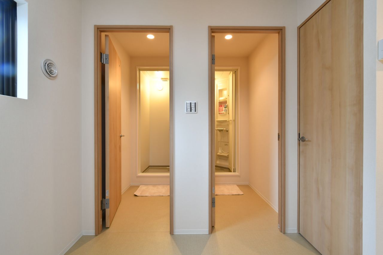 シャワールームは2室が並んでいます。(2017-11-14,共用部,BATH,2F)