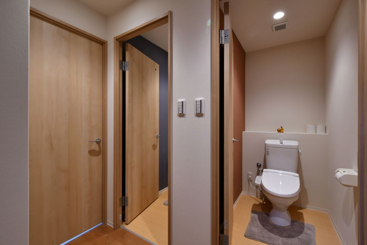 トイレも2室並んでいます。壁の色が塗り分けられていますが、どちらも男女兼用です。(2017-11-14,共用部,TOILET,2F)