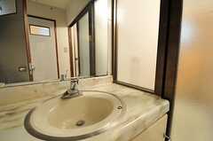 脱衣室にある洗面台。対面にトイレがあります。(2011-08-08,共用部,BATH,1F)