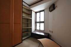 専有部の様子。本棚と文机があります。（204号室）(2011-08-08,専有部,ROOM,2F)