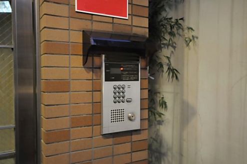 マンションの正面玄関はオートロックです。シェアハウスの玄関は7Fです。(2010-10-10,周辺環境,ENTRANCE,1F)