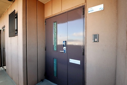 シェアハウスの正面玄関。（こちらがアンジェラの玄関）(2010-10-10,周辺環境,ENTRANCE,7F)