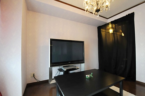 写真右手のカーテンの裏はPCルームとなっています。(2010-10-10,共用部,LIVINGROOM,7F)