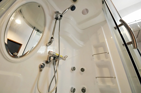 シャワーは全身で浴びられ、フットバスとしても利用可能です。(2010-10-10,共用部,BATH,8F)