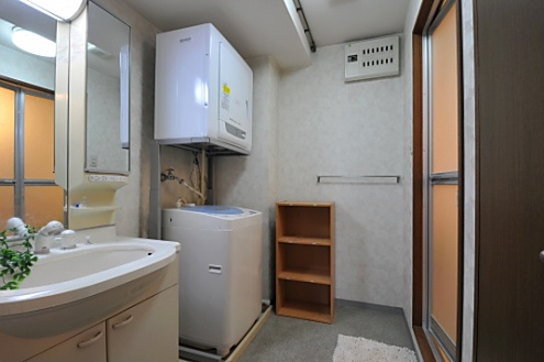 脱衣室の洗面台と洗濯機の様子。(2011-05-29,共用部,BATH,7F)