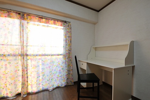 デスクの様子。ベランダ付きです。（702号室）(2013-01-31,専有部,ROOM,7F)