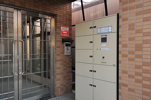 エントランス脇には、宅配ボックスがあります。(2013-01-31,周辺環境,ENTRANCE,1F)