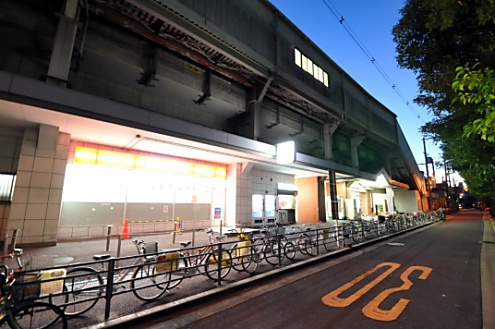 夕暮れ時のJR関西本線・東部市場前駅の様子。(2010-10-10,共用部,ENVIRONMENT,1F)