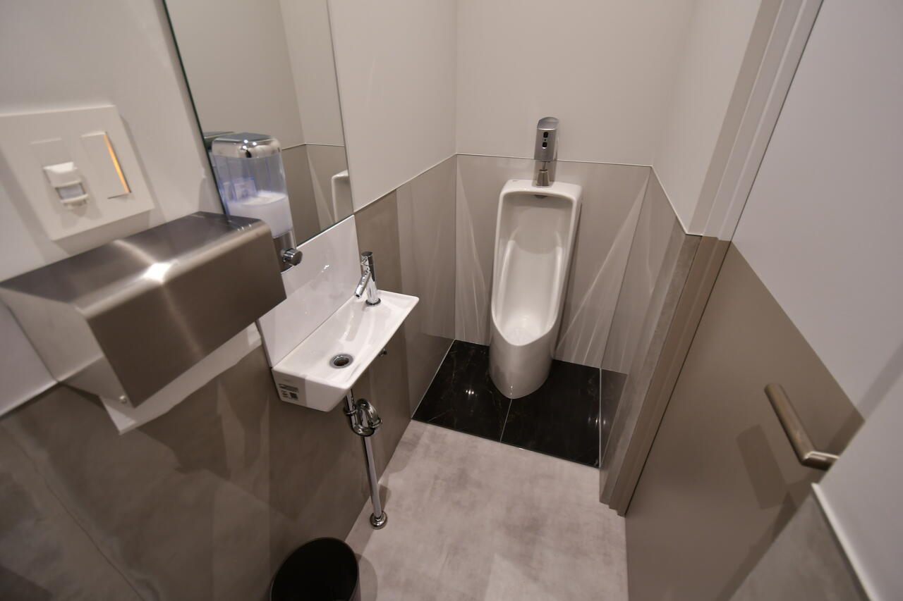 男性用立式トイレも同じ個室内に設置されています。|1F トイレ