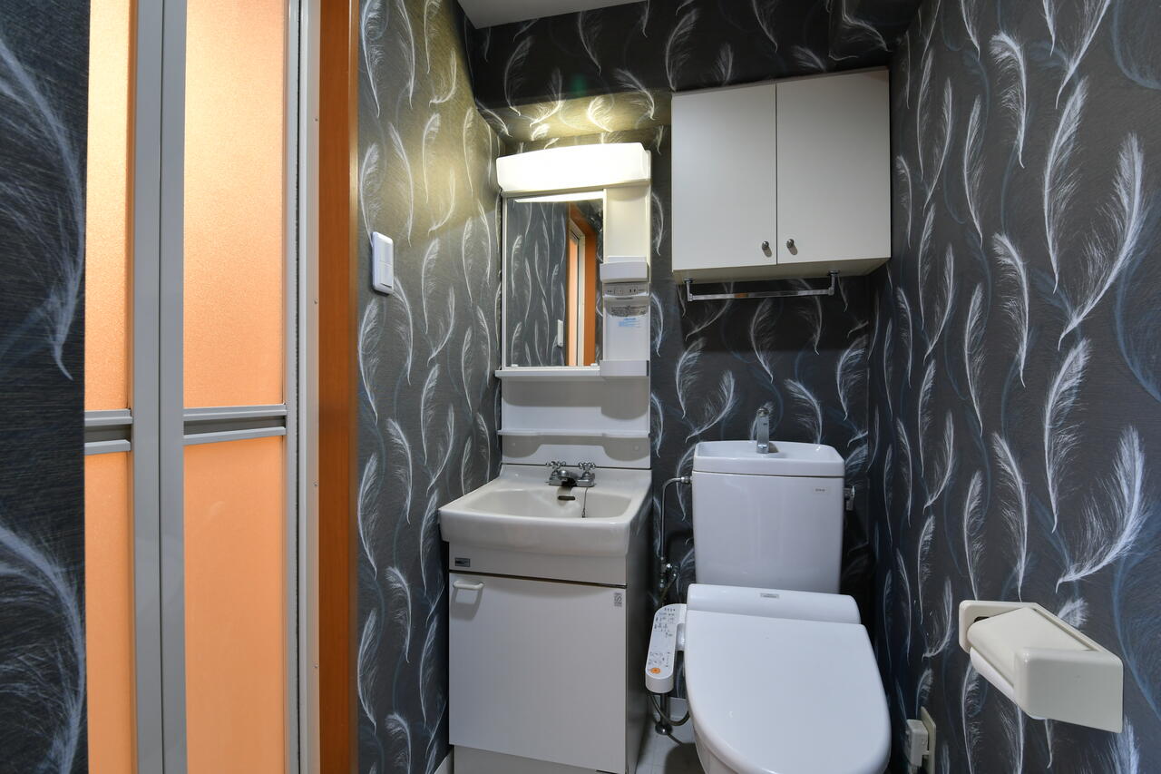 トイレと洗面台の様子。隣はバスルームです。（901号室）|9F 部屋