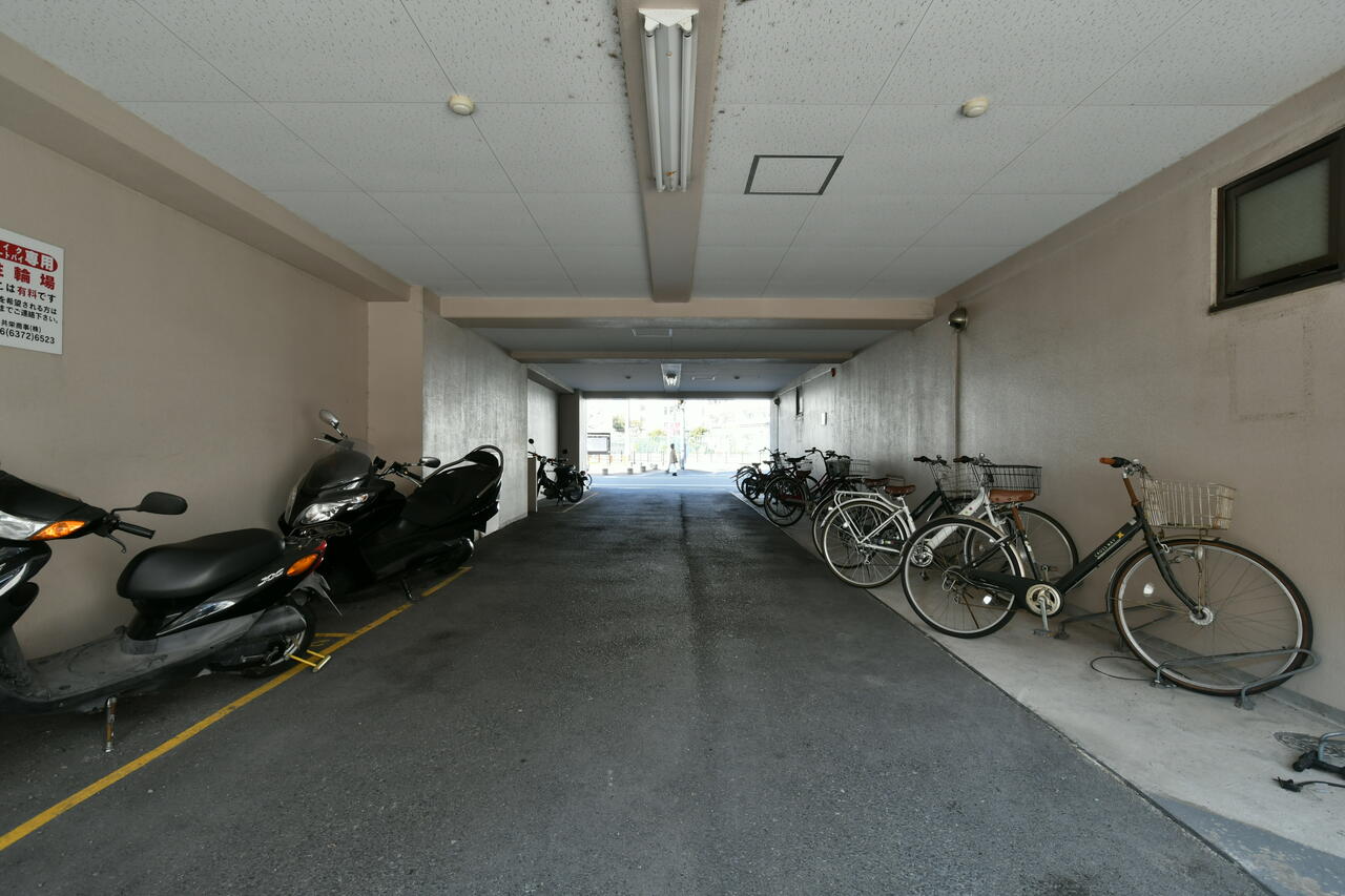 自転車置き場とバイク置き場の様子。|1F ガレージ