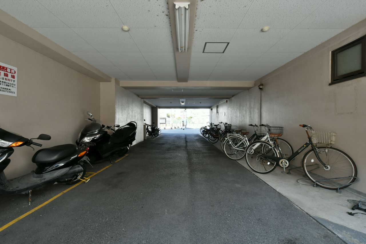 自転車置き場とバイク置き場の様子。|1F ガレージ