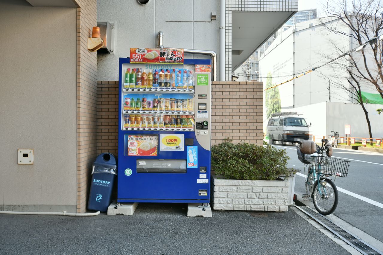 建物の前には自動販売機が設置されています。|1F ガレージ