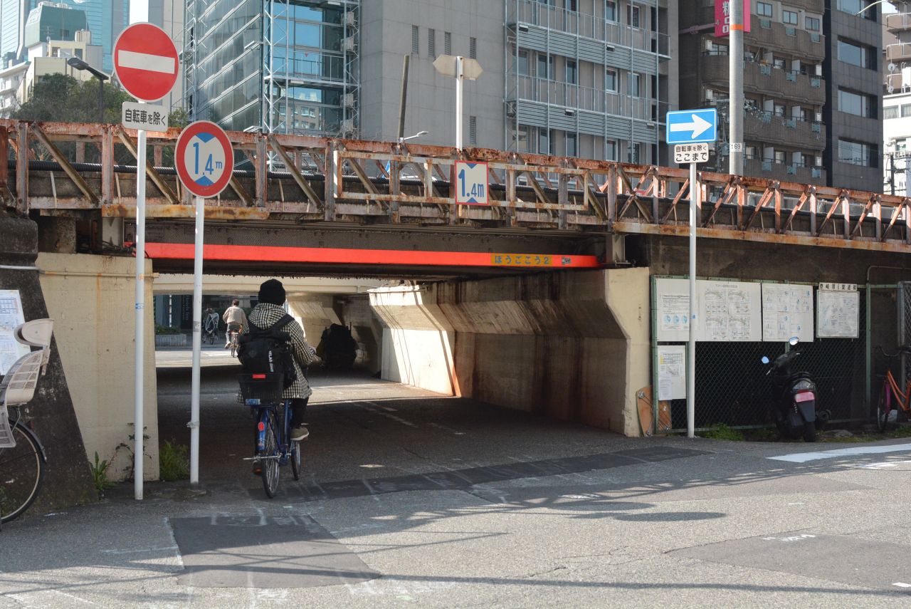 駅までの道のりには、線路下の高さが非常に低い箇所があります。高身長の方は特に注意。|1F 周辺環境