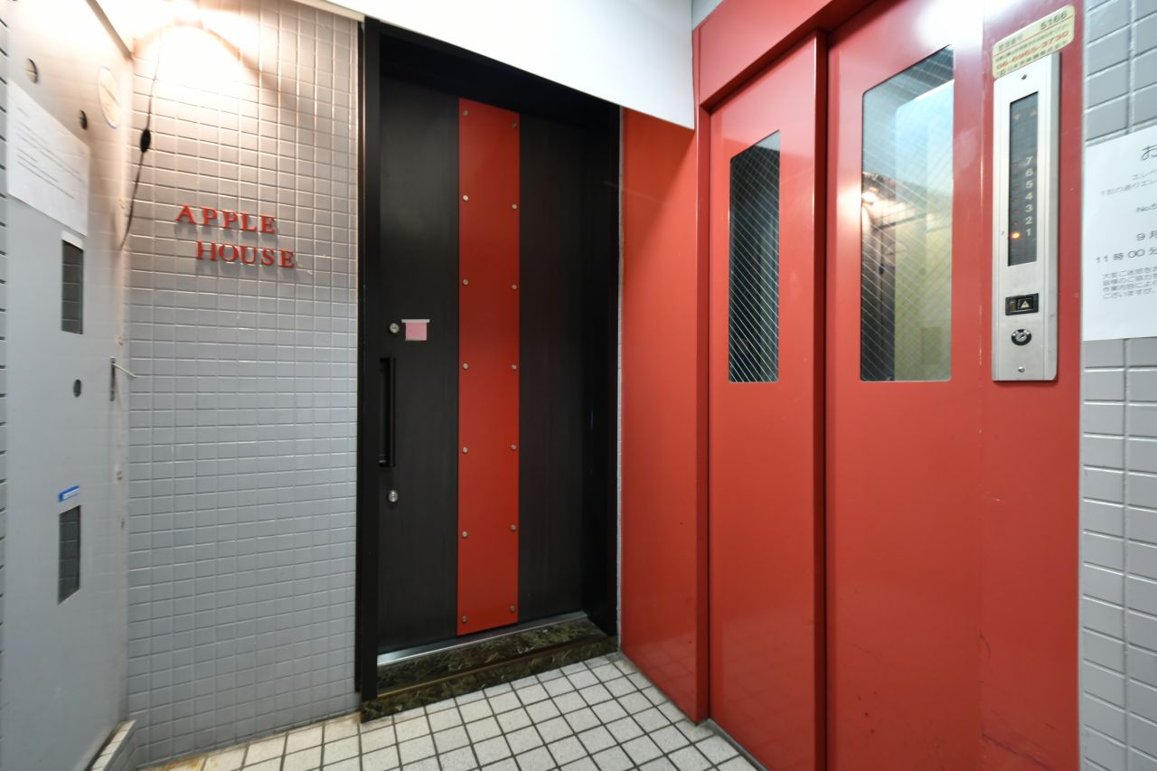 ラウンジの入口。右手がエレベーターです。(2017-08-30,周辺環境,ENTRANCE,1F)