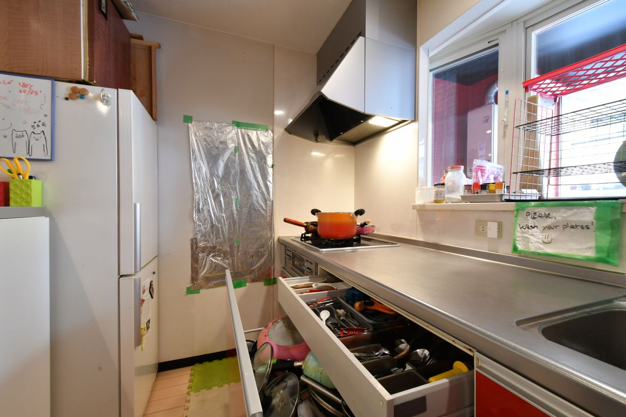 引き出しには鍋類やカトラリーが収納されています。(2017-08-30,共用部,KITCHEN,1F)